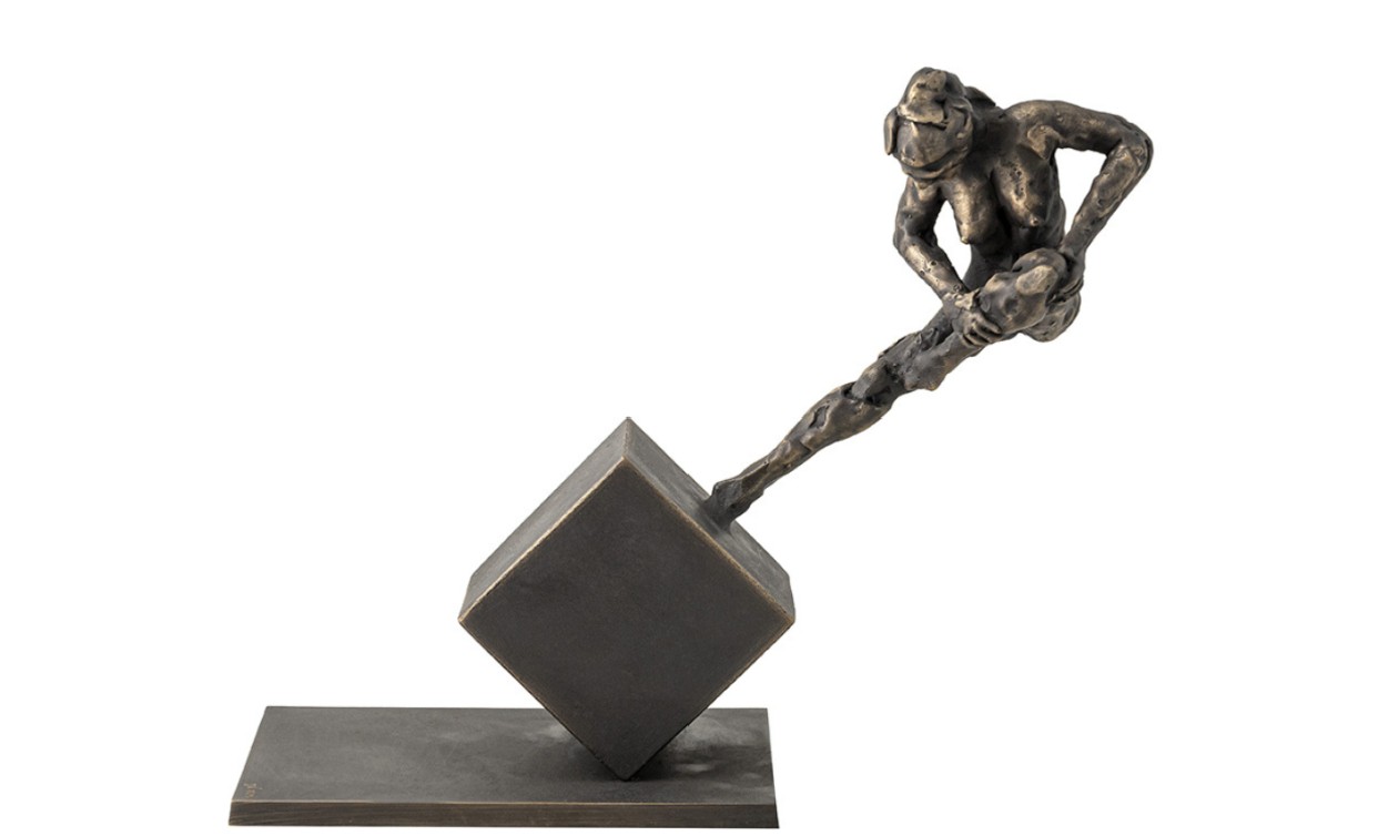 Over dit ontwerp Het bronzen beeld Harmony van Jacques Vanroose toont een vrouwelijke figuur die één been tegen een blok drukt, terwijl haar andere been en armen dicht tegen haar lichaam zijn getrokken en haar houding in lijn houden. Het blok fungeert als tegengewicht, terwijl de pose staat voor beweging, precisie en controle. De strikte lijnen van het massieve blok staan in contrast met de menselijke vorm, maar de twee zijn zorgvuldig op elkaar afgestemd. Editie van 75 stuks